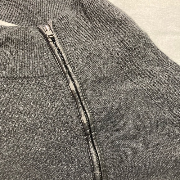 Vince. Sweater size medium, full front zipper - Picture 7 of 8